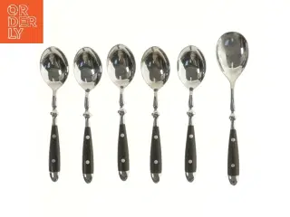 Sæt af skeer med sorte håndtag (str. 6 styk, 19-21,5 cm)