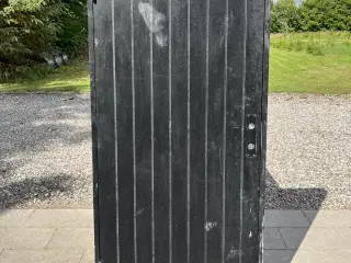 Udehus dør