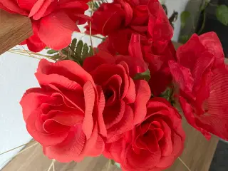 Kunstig rød blomsterbuket 