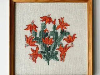 Broderi i træramme, kaktus m koralrøde blomster