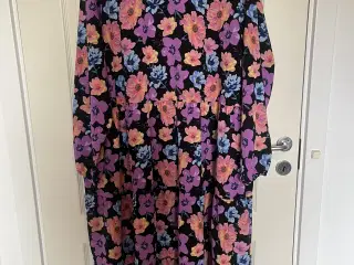 Blomstret kjole fra VRS