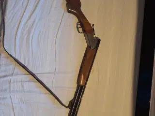 Haglgevær cal. 12/70. Mærket 'Pietro Javero'.