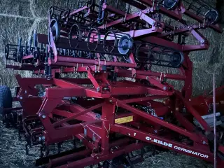 Kongskilde SP7000 med CROSKILL tromle bagerst. Velegnet til roer og andre speciel afgrøder.