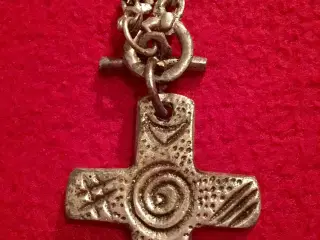 Metal halskæde med kors vedhæng