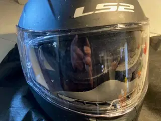 2 stk. motorcykel hjelme sælges rigtig billigt !!