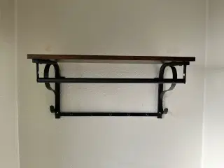 Vedhængt knagerække med hylde