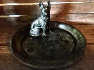 * Smukt fad med schæferhund - i Tinos bronze