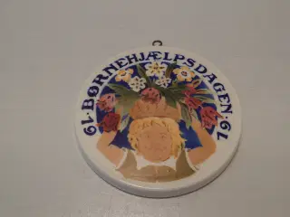 Børnehjælpsdagen platte fra 1919. Diameter 9cm.