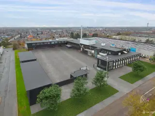 God lager/logistik ejendom med tilhørende kontorfaciliter i Hersted Industripark – Naverland.