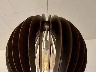 Rund brun loftlampe i trælameller
