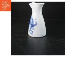 Porcelæns kande med blå blomstermotiv (str. 17x9,5 cm)
