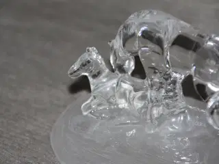 Glasfigur som forestiller hest med føl