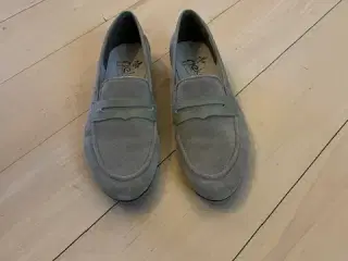 Loafers fra Rieker i støvet grøn ruskind