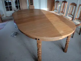 Spisebord 1,2 x 4,2 m med 12 stole min 1,2 m rundt