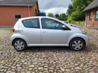 Fin lille Aygo m/flere nye dele