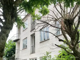 Lys og venlig 1. etage i kreativt miljø i Vesterbro-baghus