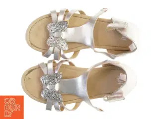 Sølvfarvede sandaler med pynt fra H&M (str. 33 )