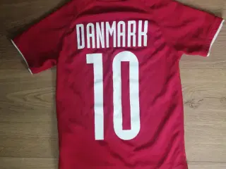 DANMARK NR 10 FAN TRØJE, STR. 6-8 ÅR I FLOT STAND