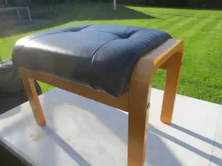 2 stk Fodskamler med sort læder velholdte 