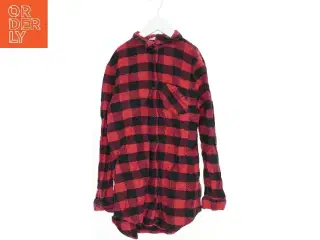 Skjorte med rødt og sort ternet mønster fra H&M (str. 152)