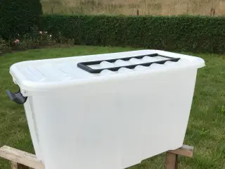 2 STORE PLASTKASSER med låg.