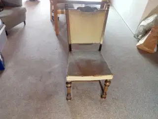 en stol i røget Eg