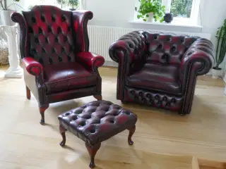 Chesterfield sofa og 2 stole samt fodskammel