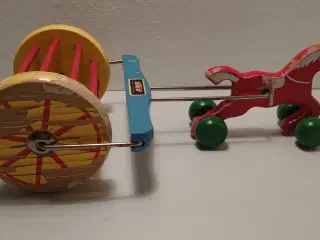Brio: Hest trækker tromle med trækugler. L 31cm.