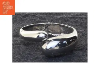 Sølvfarvet armbånd (str. Ø 6 cm)
