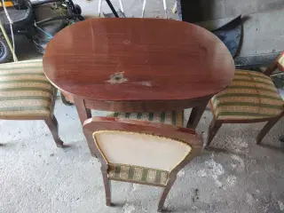 Bord og 3 stole.
