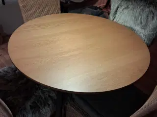 Spisebord med 6 stole