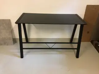 Skrivebord med sort glasbordplade og stålstel