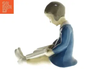 Porcelænsfigur af barn læsende fra B&G (str. 11x11,5 cm)