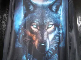 Sort hættetrøje med motiv af ulv