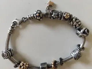 Pandora slangekædearmbånd med charms.