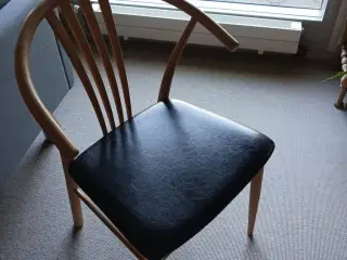  6 spisebordsstole i lys bøg med sort sæde 