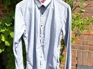 HUGO skjorte med broderede prikker. Slim fit