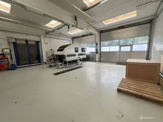 Erhvervslejemål med 2 gode elporte