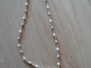 Halskæde med små perler