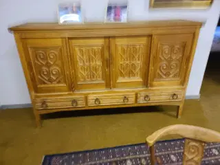 Skænk med masser af lined og bestik skuffer