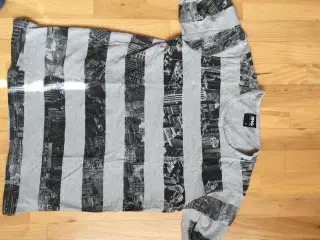 Grå/sort t-shirt 