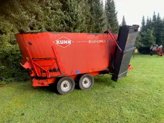 Kuhn Fodervogn med Elevator