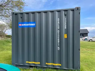 Container brugt som skur ved  sommerhus  
