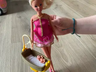Barbie som gravid og med baby