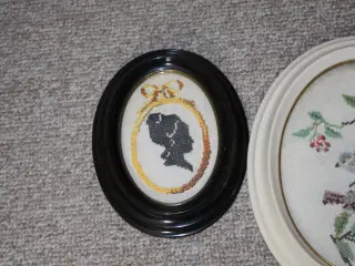 Broderede billeder i fine ovale rammer med glas