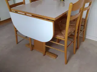 Køkkenbord + 4 stole