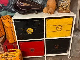 Reol med trækasser med logoer