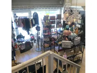 Super skøn andelsbutik i tre etager sælges!