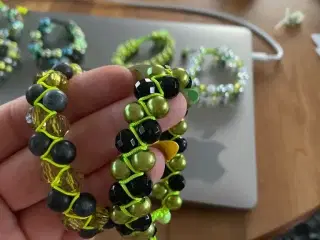 Nye knyttede armbånd