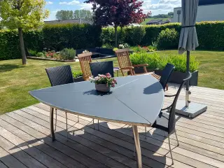 Spændende havebord i unikt design 